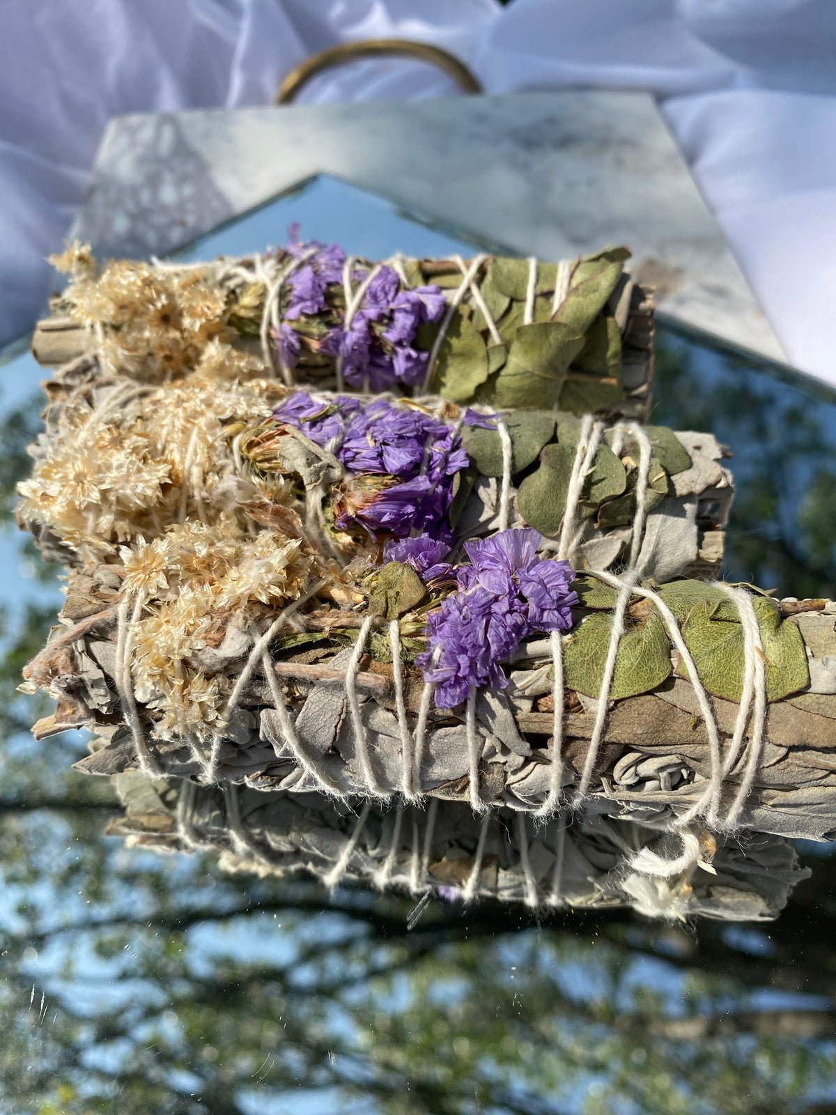 Bombae Brand Eucalyptus Sage Smudge Stick with purple sinuata ║
║ flowers — 4-inch sustainably harvested white sage bundle made in USA